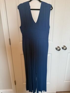 Old Navy Navy Sleeveless V-Neck Pleated Jumpsuit